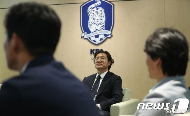 众人定睛看去，只见站在老教父身后的一名年轻人，手里还举拿着一把黝黑的手枪。